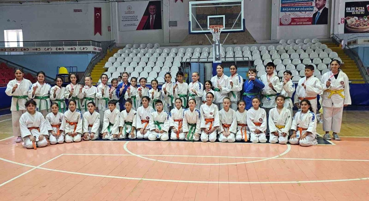 Salihlili minik judocular madalyaya doymuyor