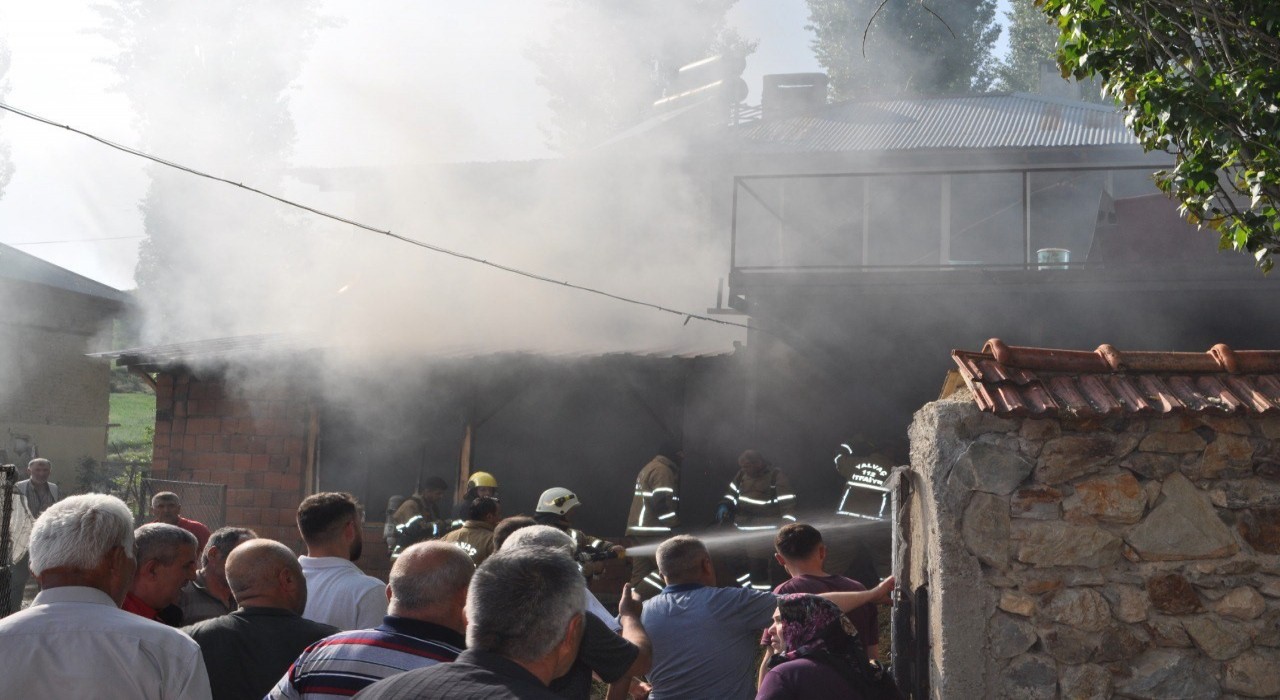 Samanlıkta çıkan yangın paniğe neden oldu