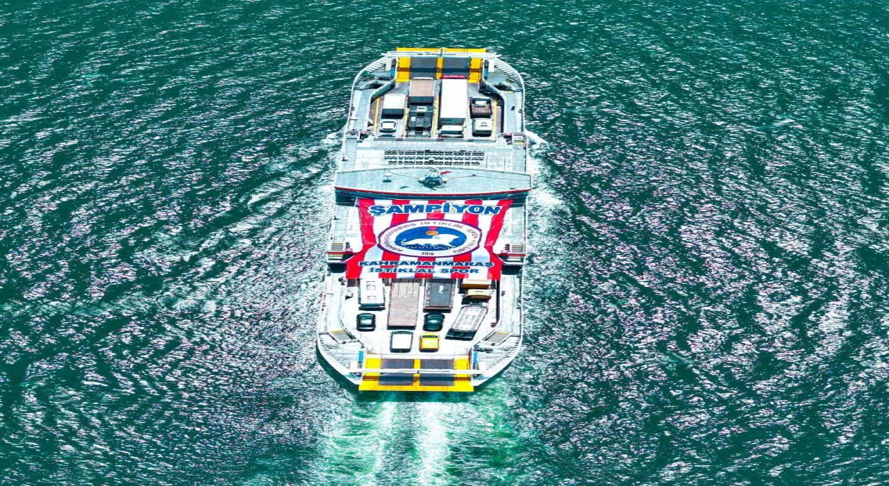 Şampiyon Kahramanmaraş İstiklalspor yazılı dev pankart denizde dalgalandı