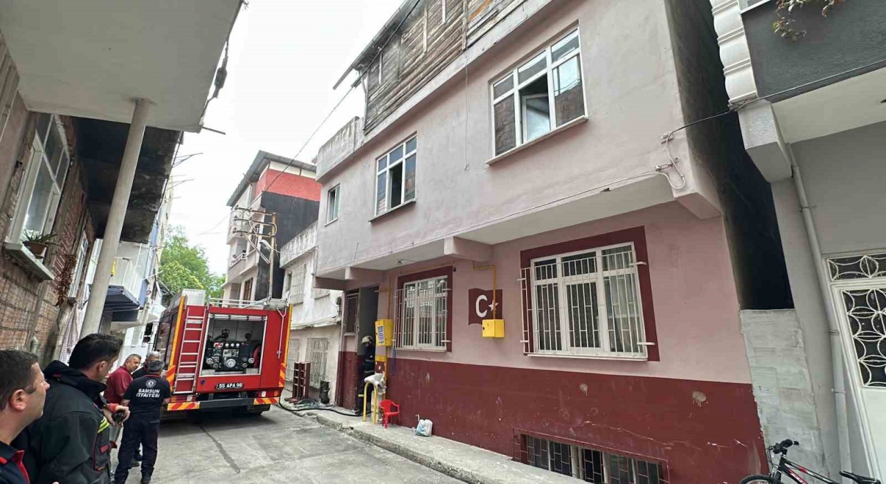 Samsunda ev yangını: Anne ve kızı dumandan etkilendi