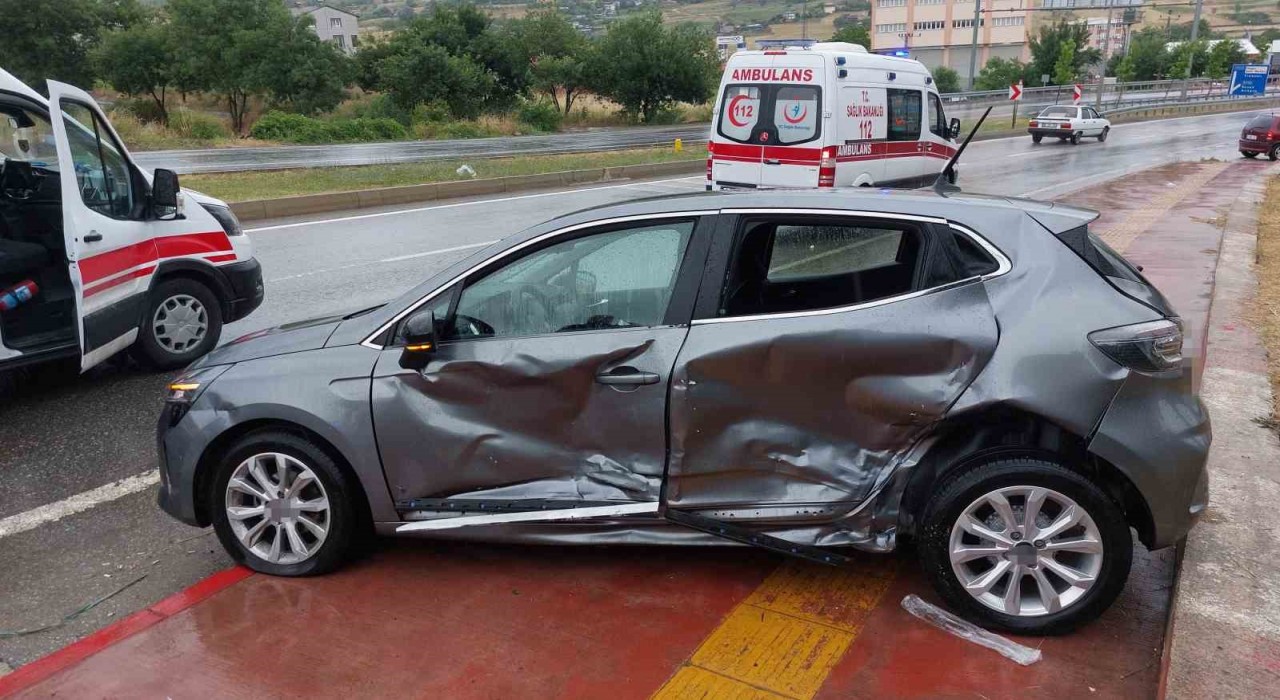 Samsunda hafif ticari araç otomobile yandan çarptı: 3 yaralı