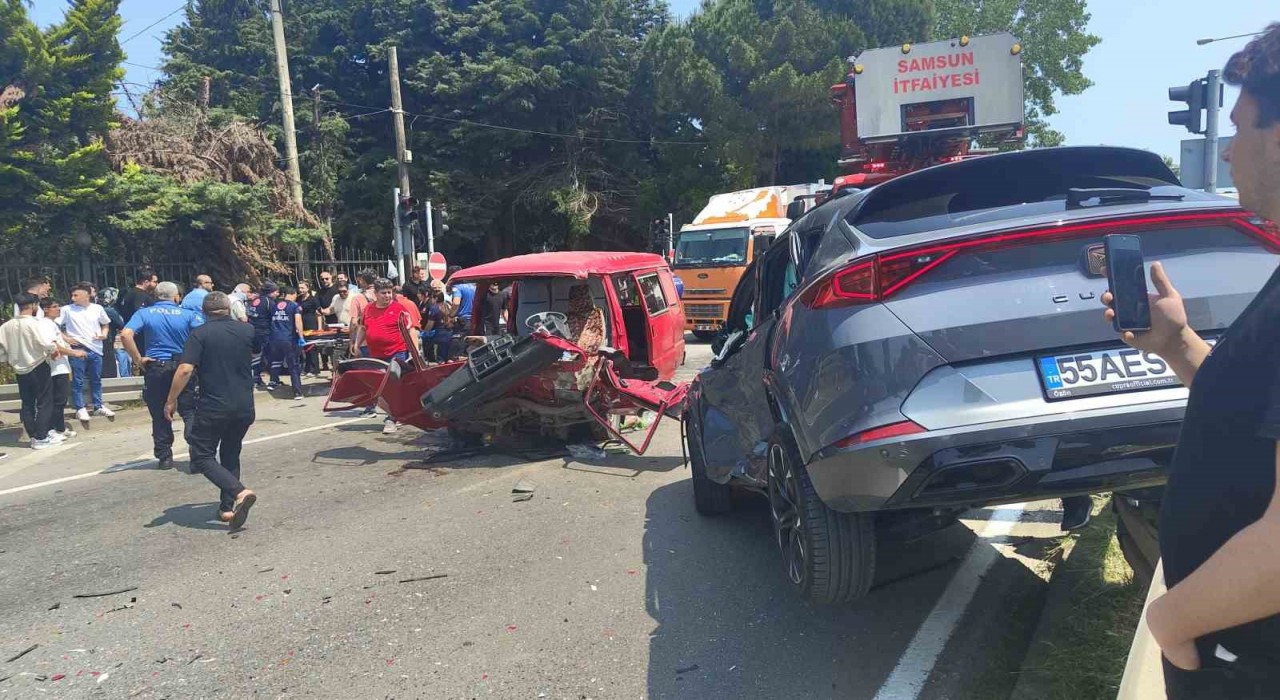 Samsunda panelvan araç ile otomobil çarpıştı: 5 yaralı