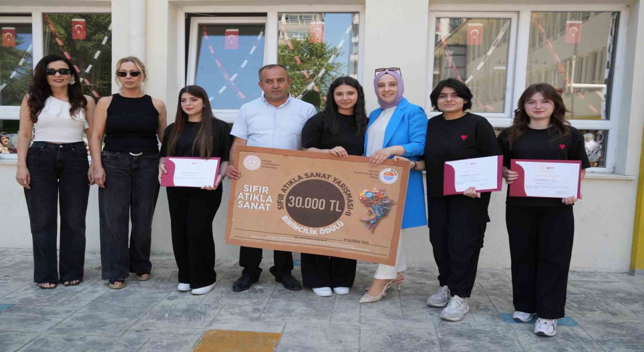 Samsunlu öğrencilerden Sıfır Atıkla Sanat Yarışmasında Türkiye birinciliği
