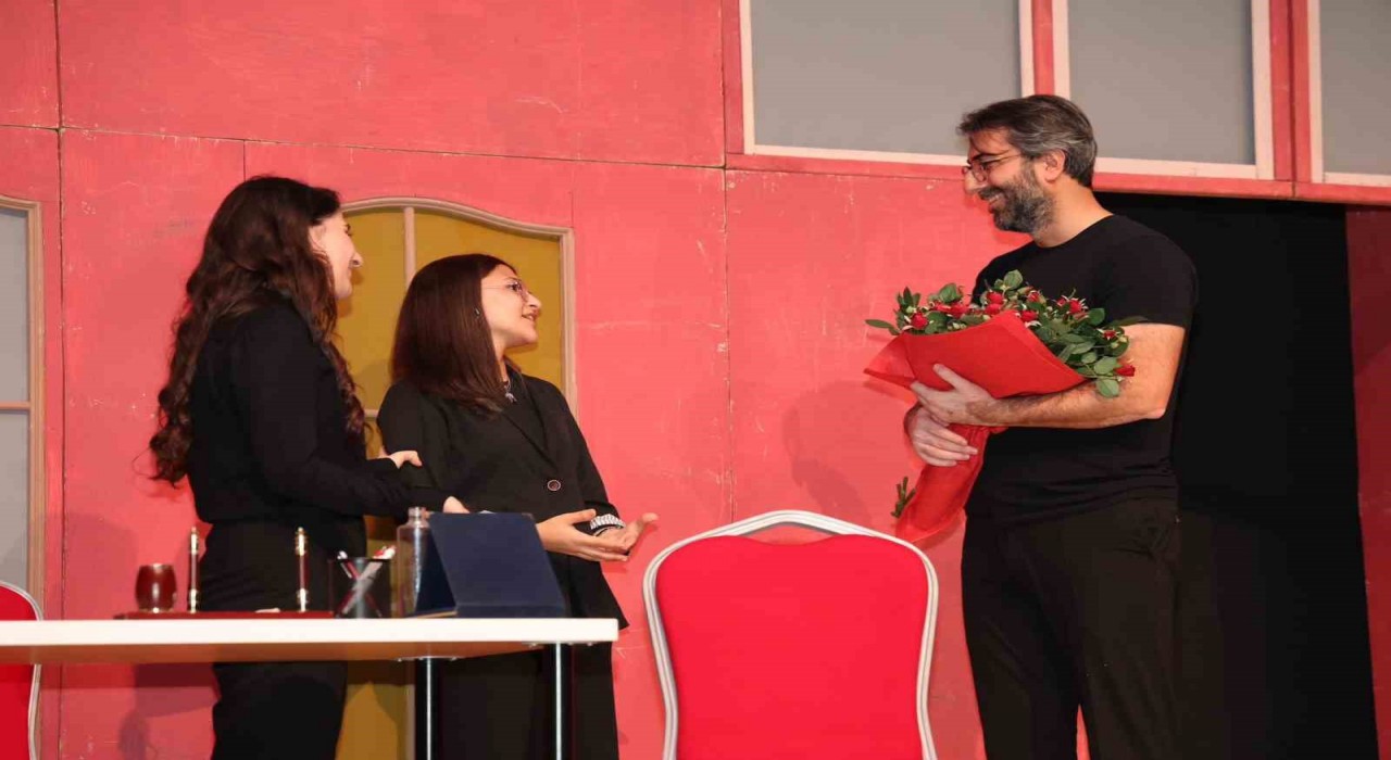 Sanatseverlerden Yuvasız Kadınlar oyununa tam not