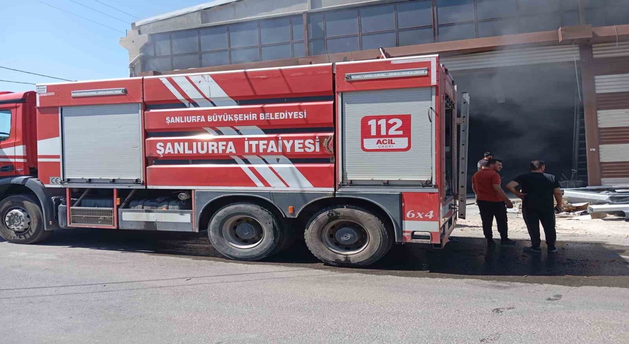 Şanlıurfada boya fabrikasında çıkan yangın kontrol altına alındı
