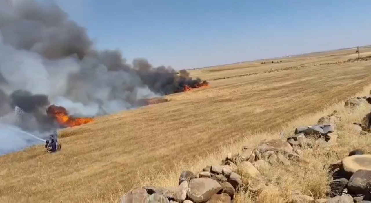 Şanlıurfada buğday tarlasında yangın: 1i ağır 5 yaralı