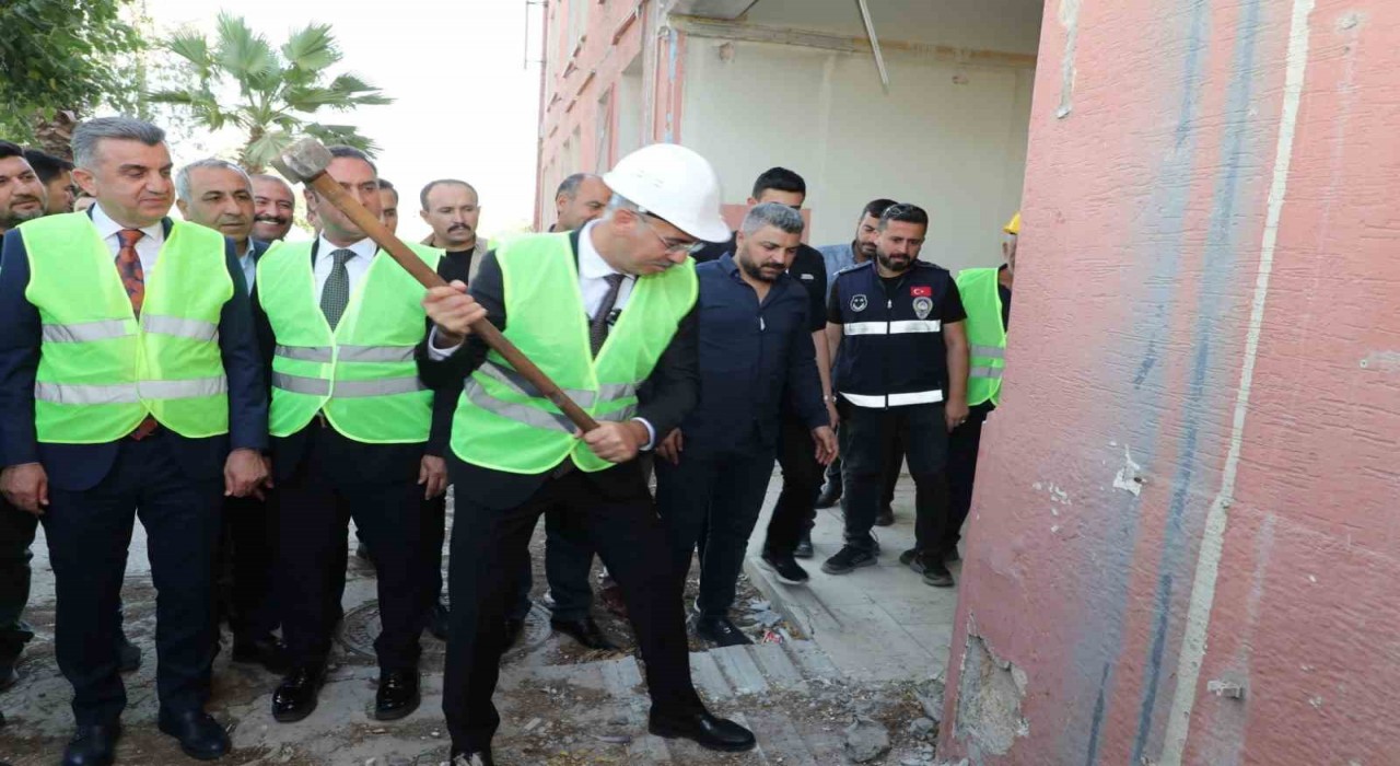 Şanlıurfada isyanda 13 mahkumun öldüğü cezaevi yıkılıyor