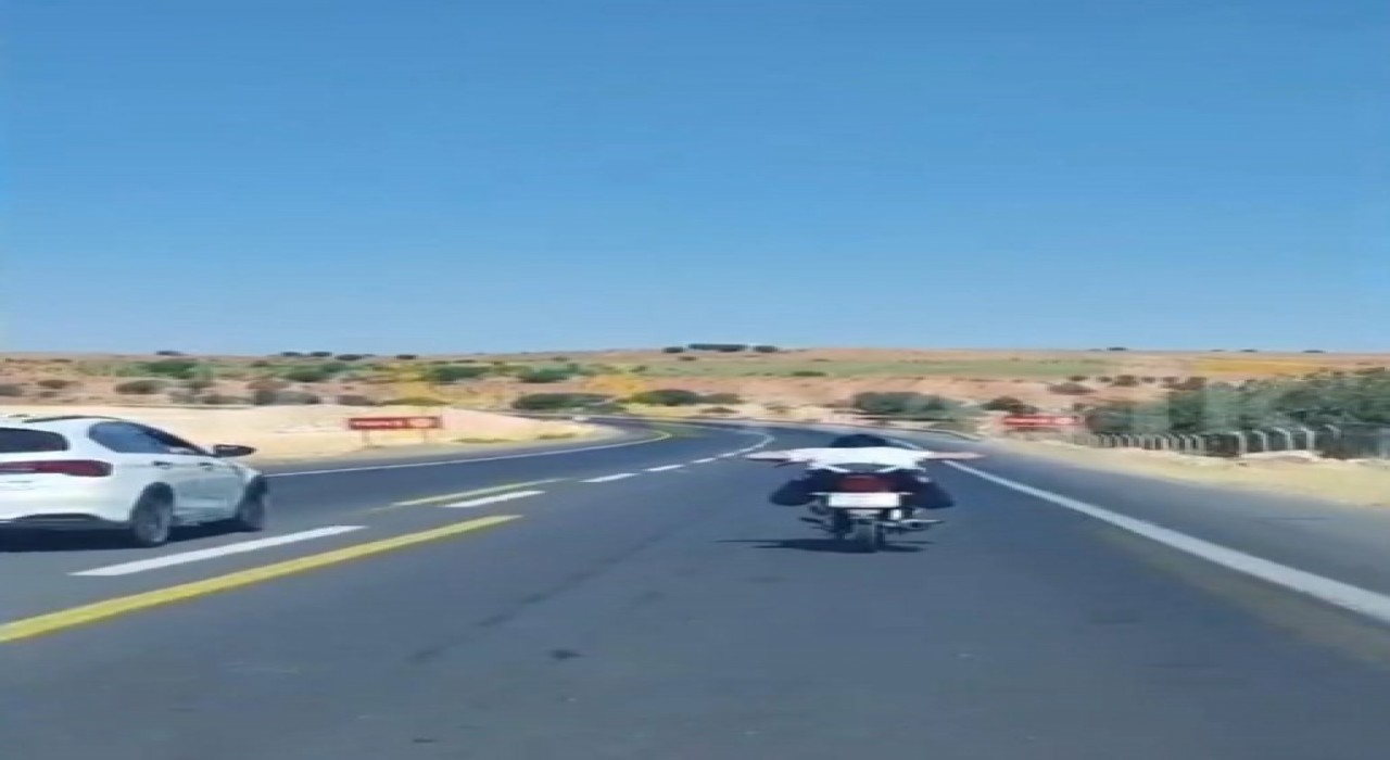 Şanlıurfada motosikletin üzerinde uzanarak süren sürücüye ceza