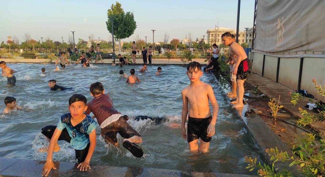 Şanlıurfada sıcaktan bunalan çocuklar süs havuzunda serinledi