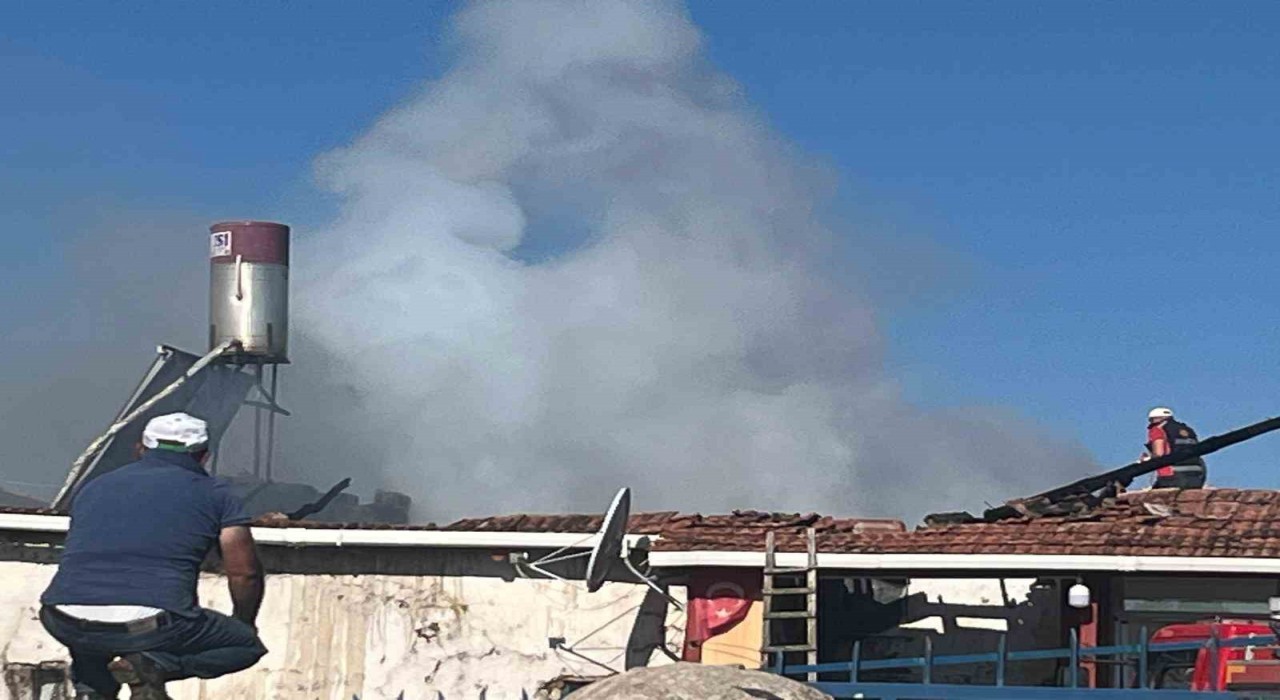 Saraykentte çıkan yangında ahır kullanılamaz hale geldi