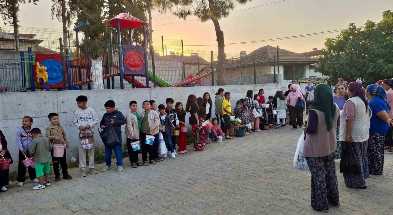 Sarıgölde arife geleneği çocukları sevindirdi