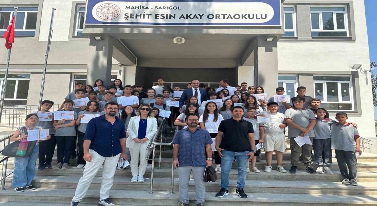 Sarıgölde öğrencilerin karne heyecanı