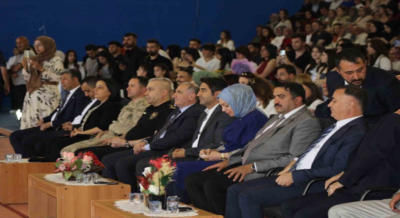 Sarıkamış Meslek Yüksekokuluda mezuniyet coşkusu