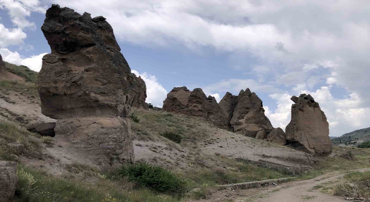 Sarıkamışın peri bacaları görenleri kendine hayran bırakıyor.