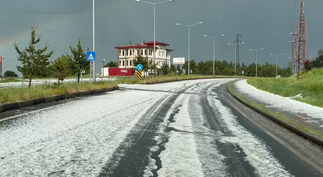 Sarıkamışta dolu yağışı hayatı olumsuz etkiledi