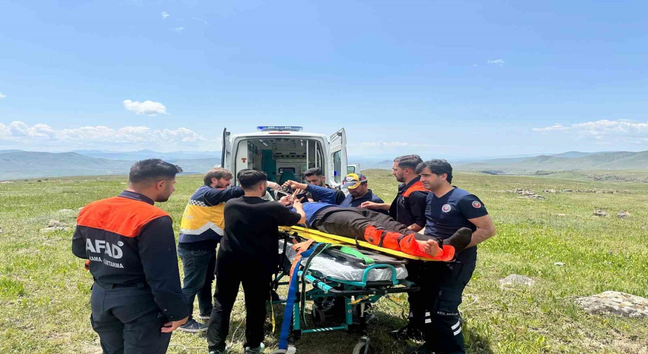 Sarıkamışta kayaklıklardan  düşen çobanın ayağı kırıldı