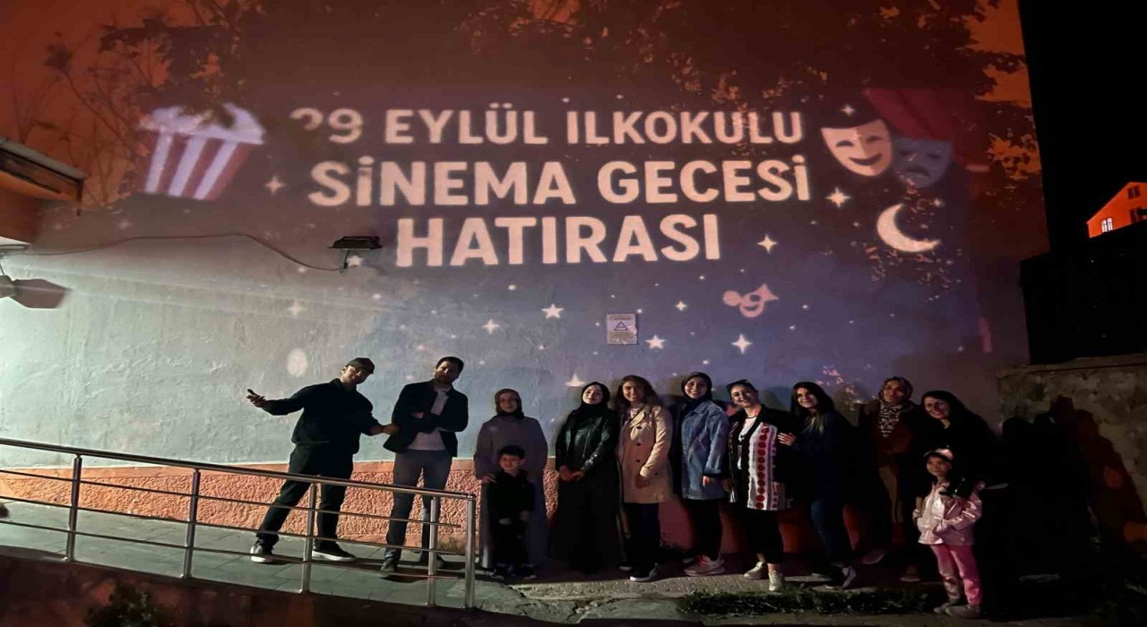 Sarıkamışta öğrenciler açık hava sinemasında buluştu