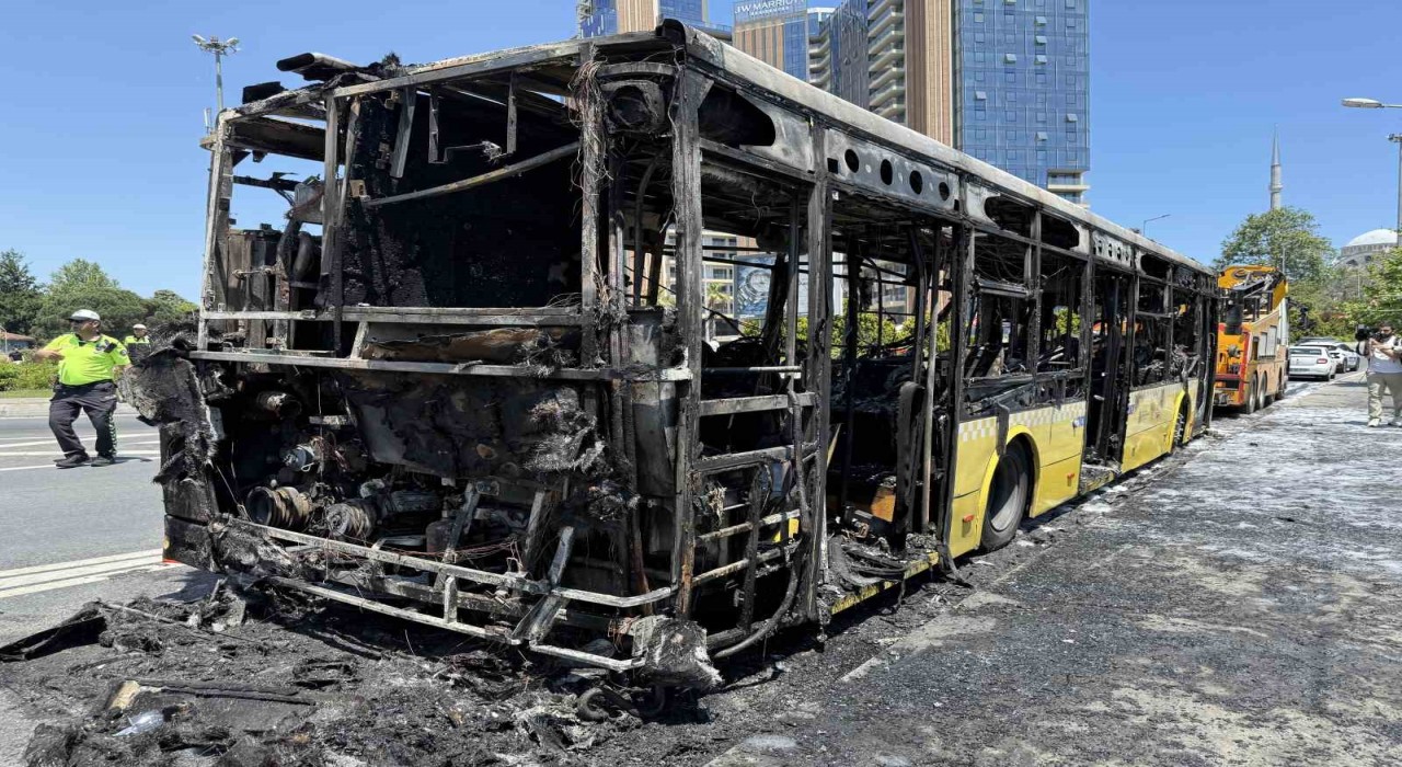 Sarıyerde İETT otobüsü alevlere teslim oldu