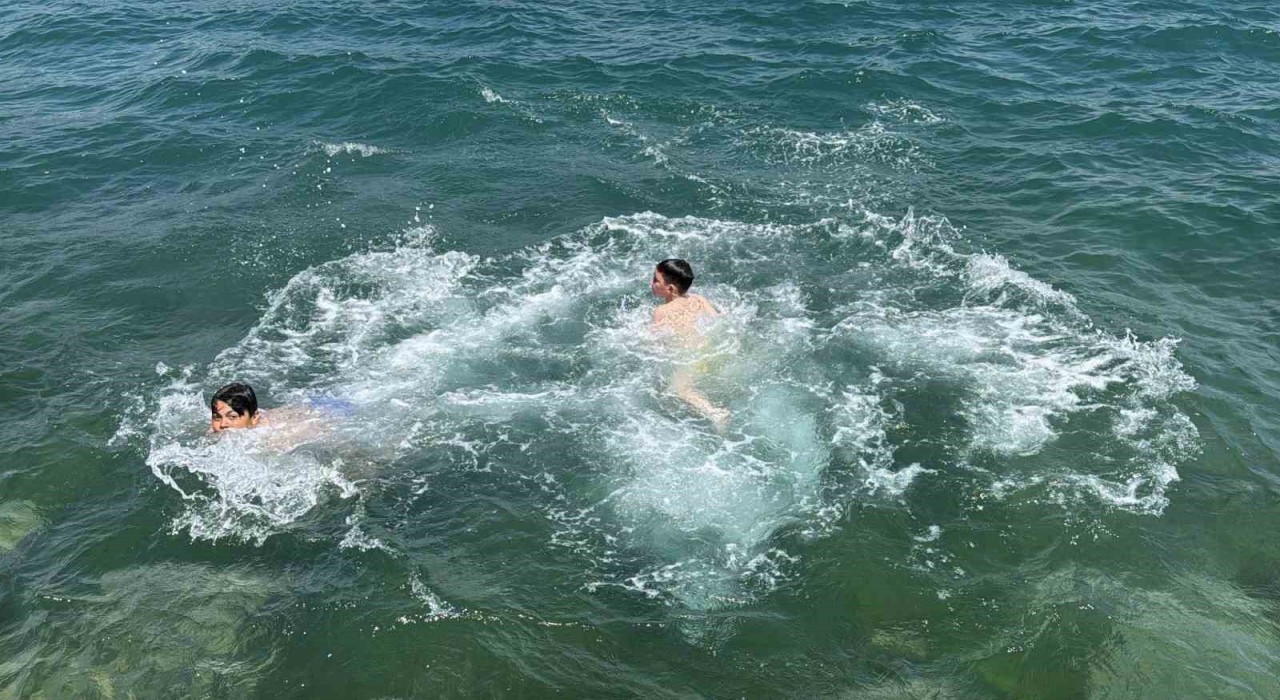 Sarıyerde Kurban Bayramının 2nci gününde vatandaşlar Boğazda serinledi