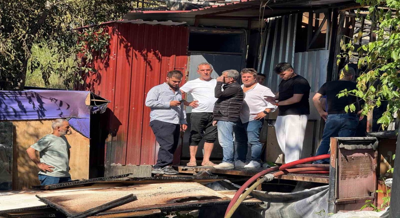 Sarıyerde mobilya imalathanesinden alevler yükseldi