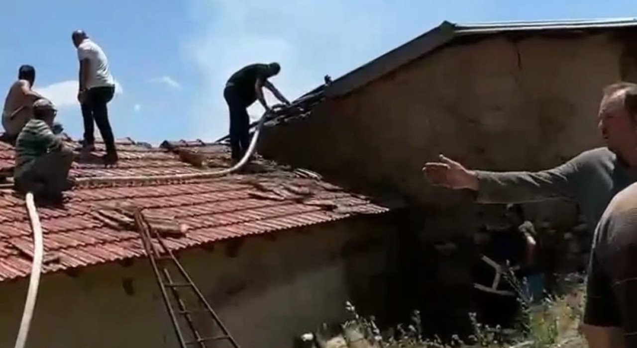 Şarkikaraağaçta bahçe temizliği sırasında çıkan yangında ahır ve samanlık yandı