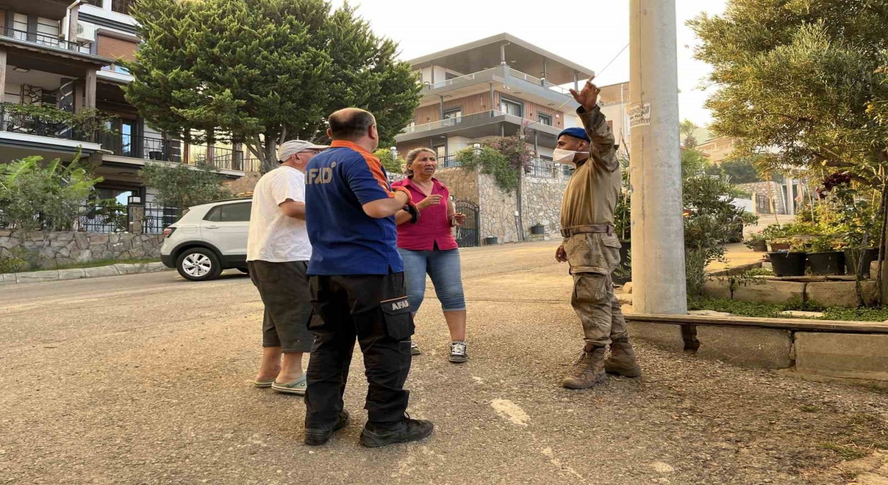 Seferihisarda alevlerin yaklaştığı mahalle tahliye ediliyor
