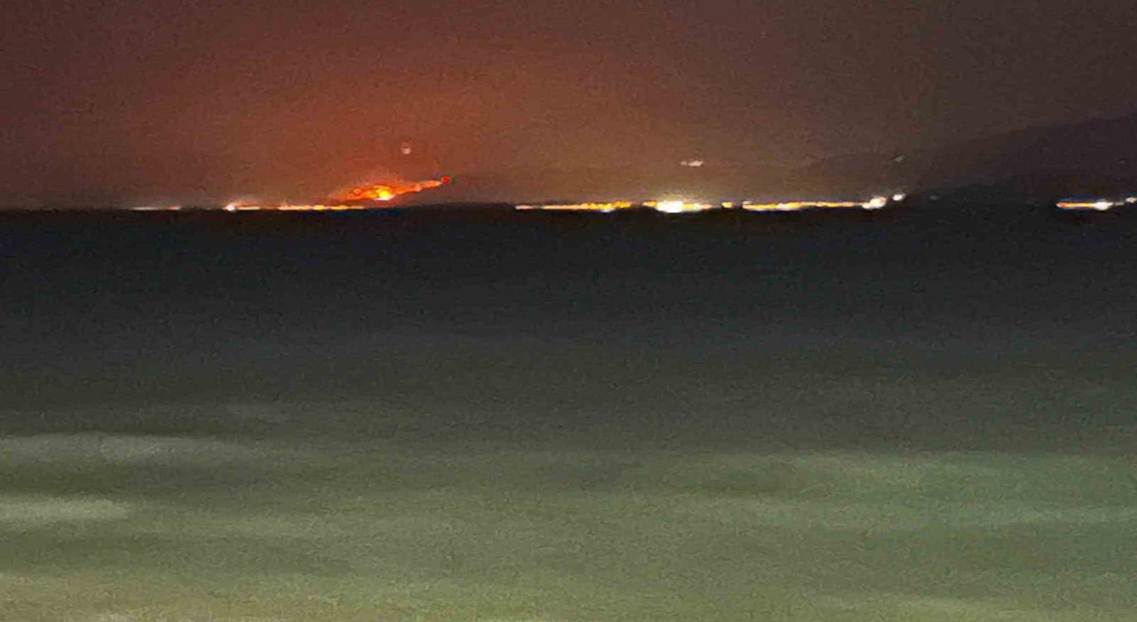 Seferihisardaki alevler Kuşadası sahilinden görülüyor