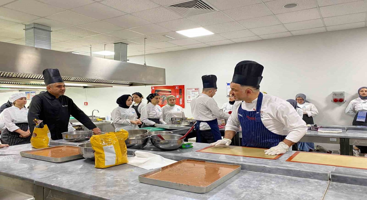 Şefler lezzet sırlarını öğrencilerle paylaştı