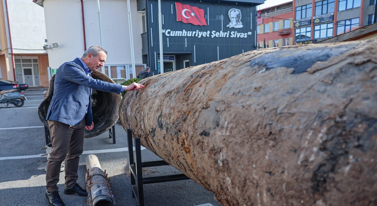 Şehrin büyük kısmı susuz kaldı, başkan sabah saatlerine kadar çalışmayı yerinde takip etti