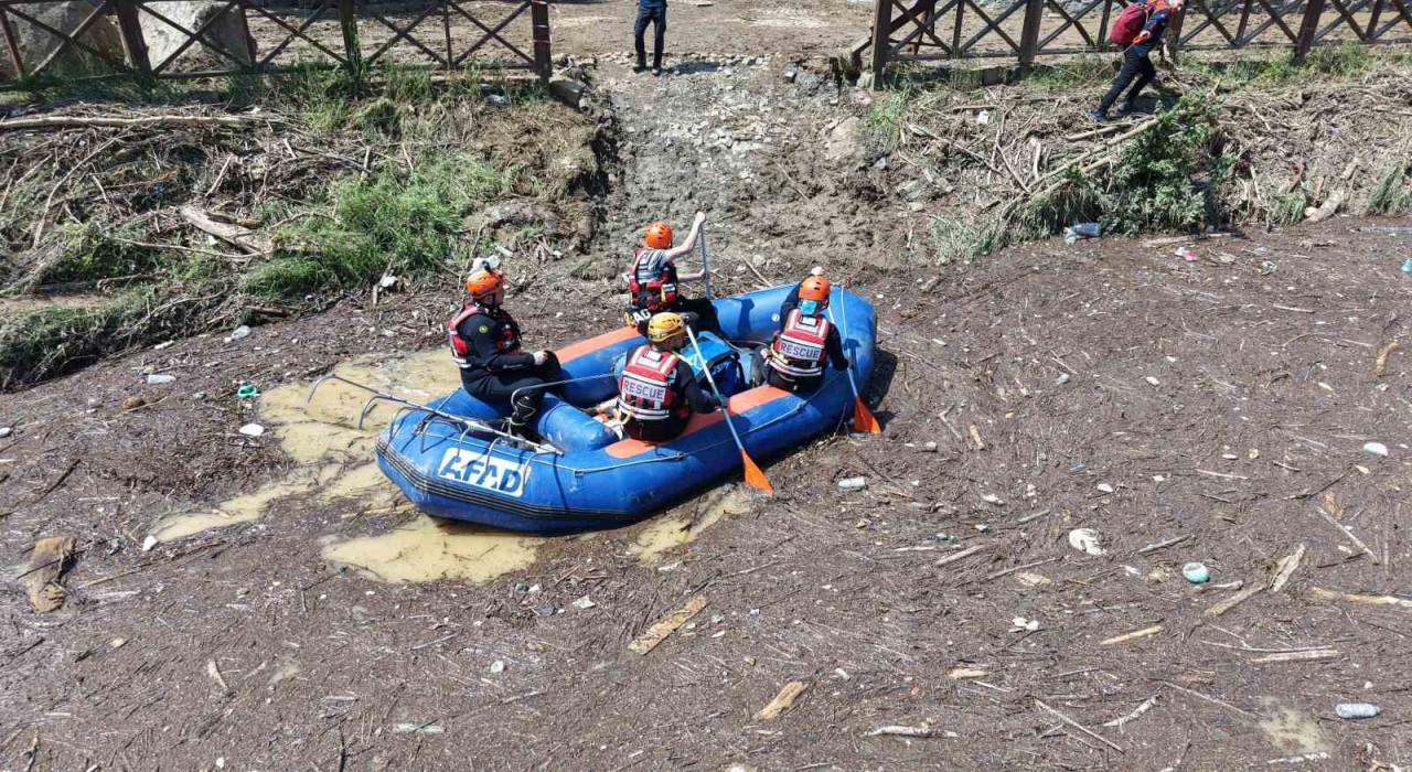 Sel sularına kapılan Hüseyin Aydının arama çalışmaları 11 kilometrelik alanda sürüyor
