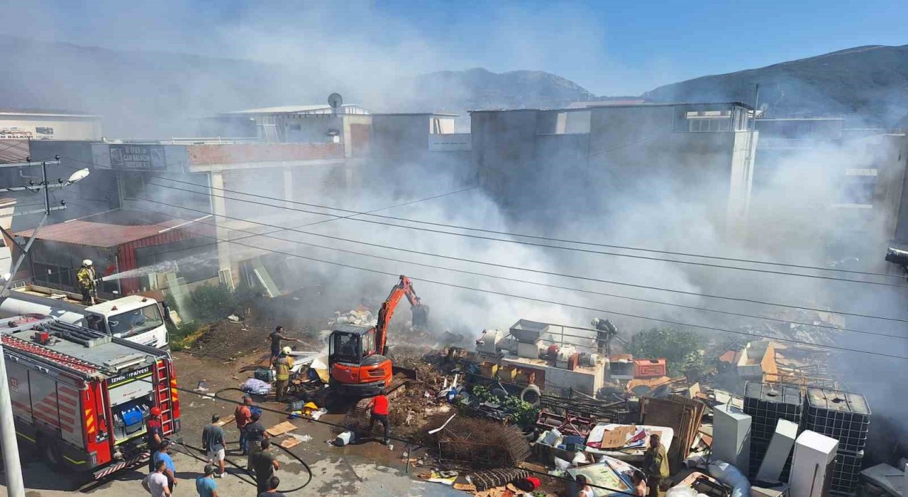 Selçuktaki hurda deposunda çıkan yangın kontrol altına alındı