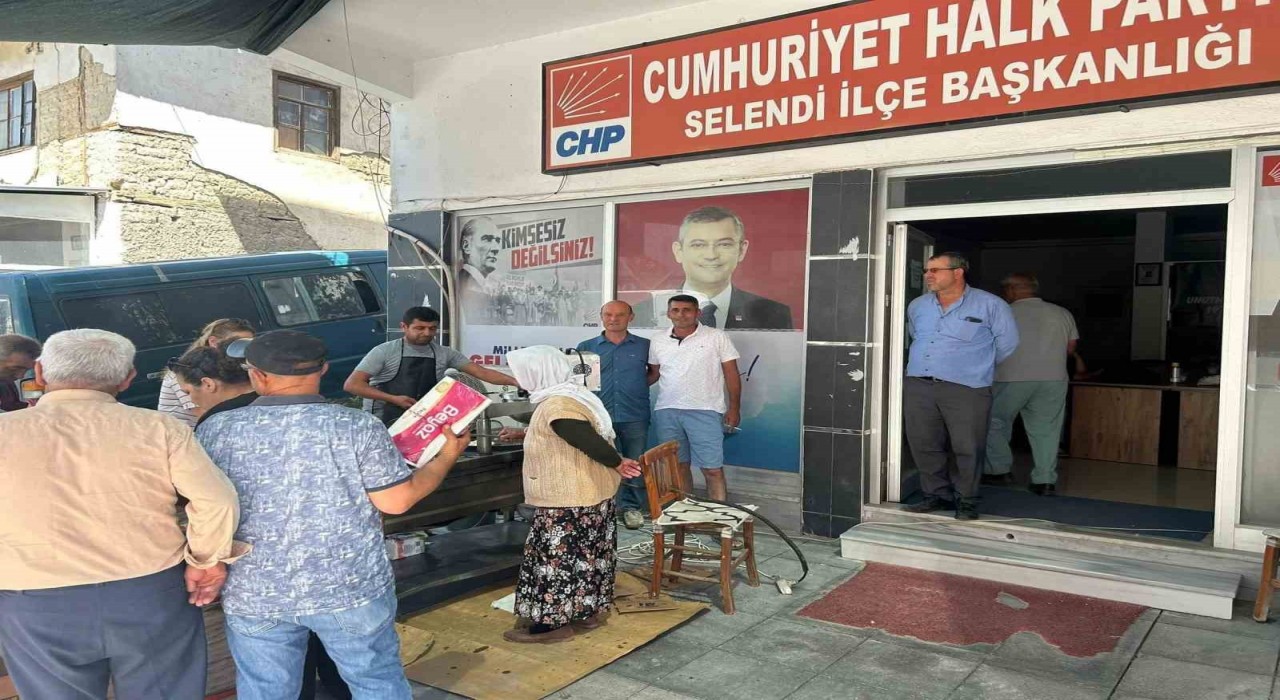 Selendide Ferdi Zeyrek anısına lokma hayrı düzenledi