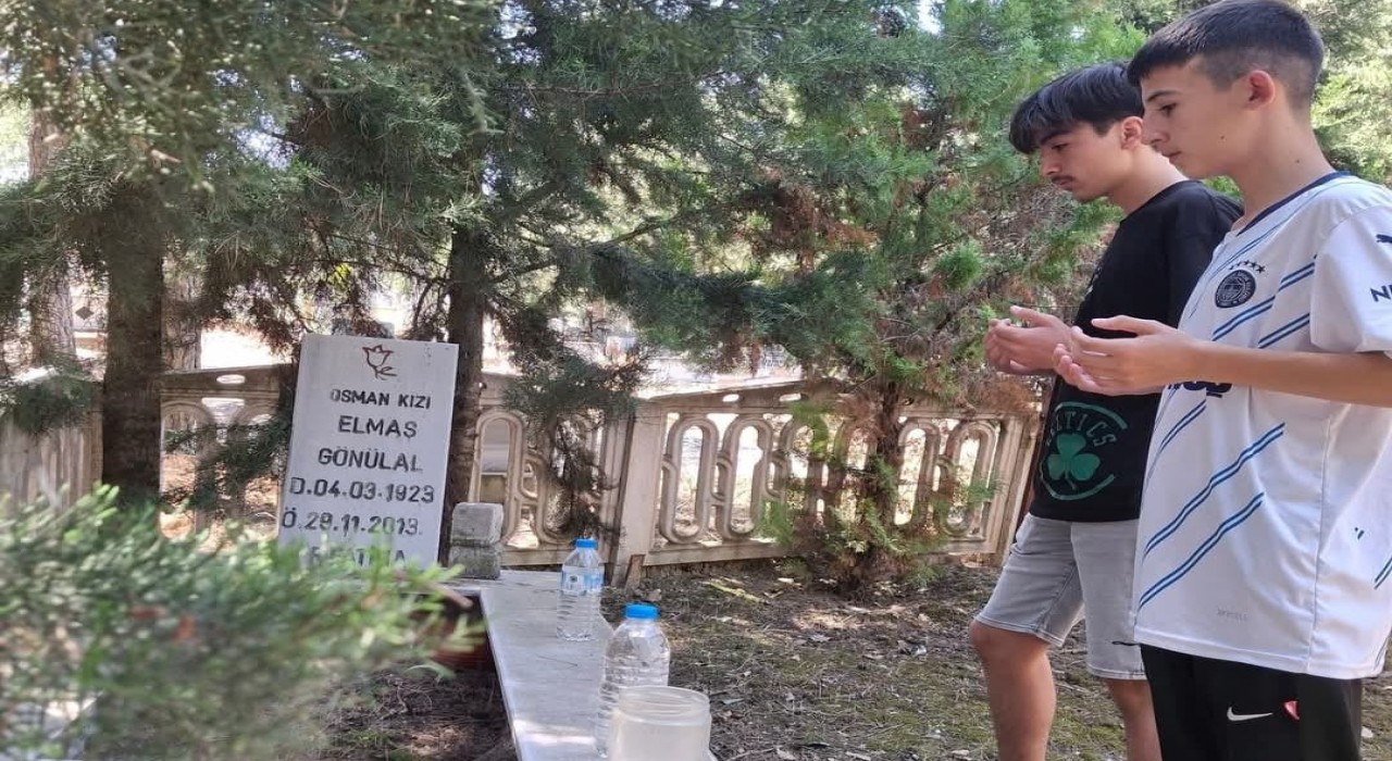 Selendide mezarlıklara ziyaretçi akını