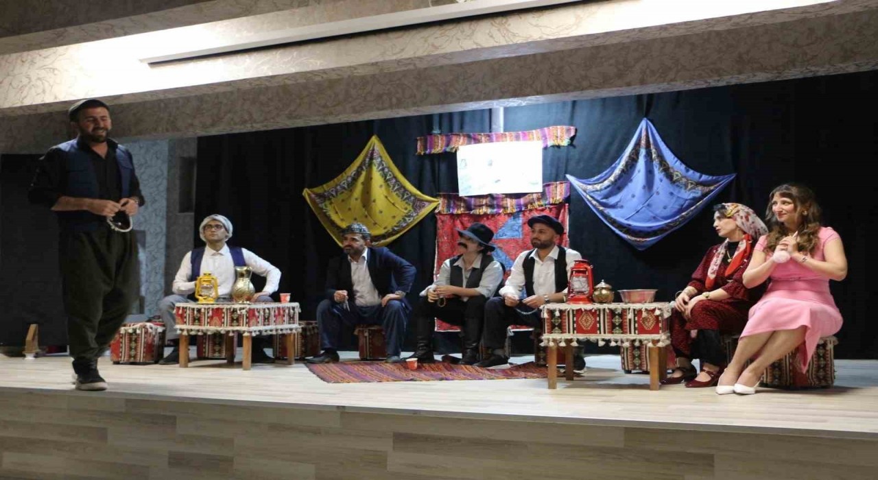 Şemdinlide Komşu Köyün Delisi tiyatro oyunu sahnelendi