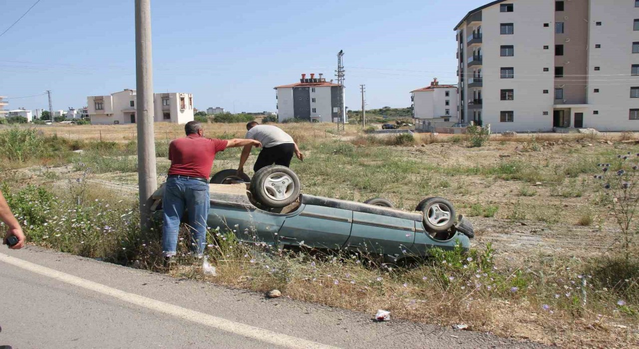 Serikte otomobil şarampole yuvarlandı, sürücü ve 13 yaşındaki çocuğu yaralandı