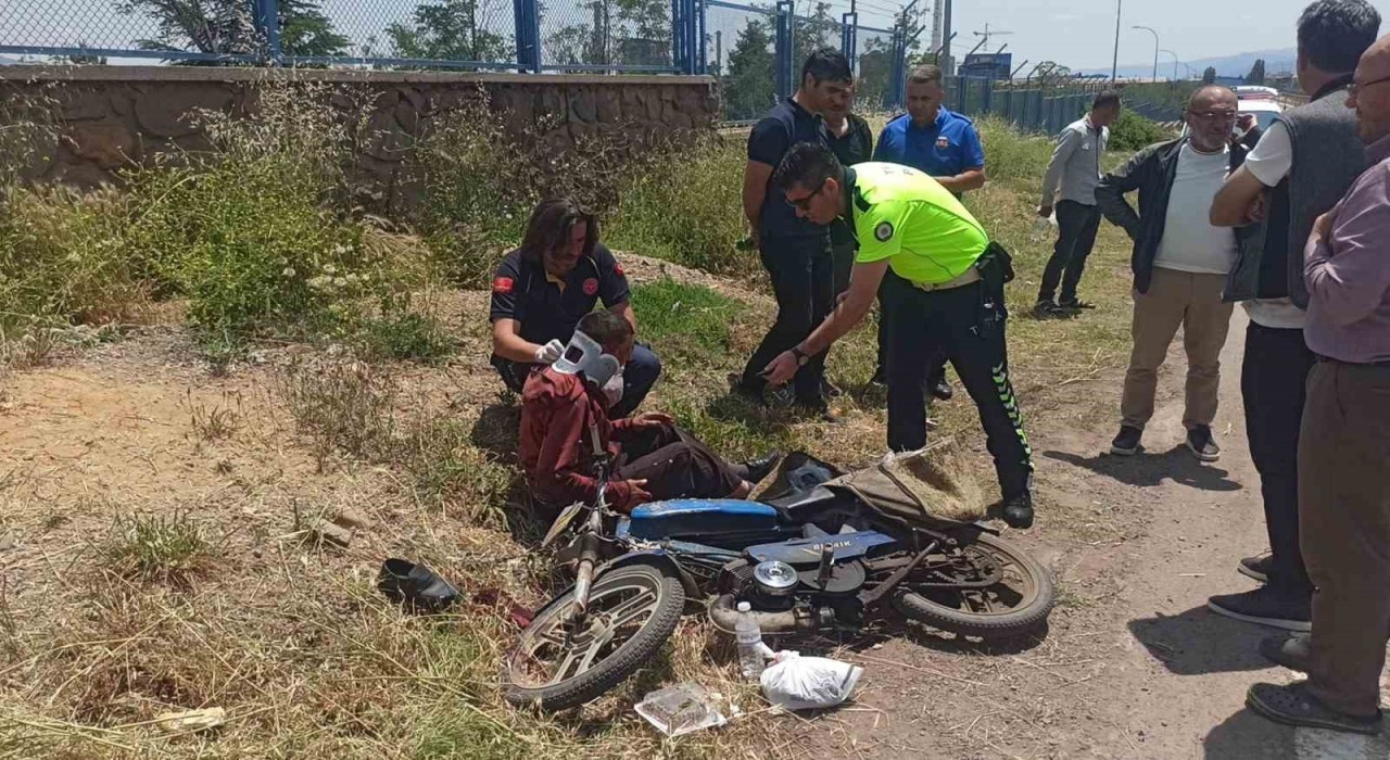 Seydişehirde minibüsle çarpışan motosikletli yaralandı
