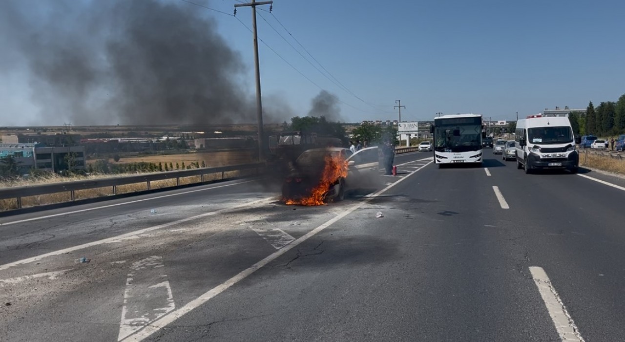 Seyir halindeki araç alev aldı: 3 yolcu son anda kurtarıldı