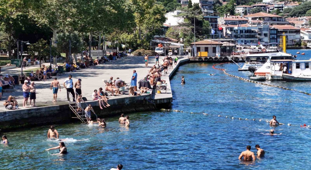 Sıcak havadan bunalan İstanbullular Boğazda serinledi