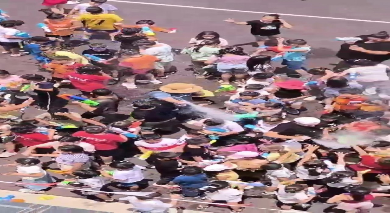 Sıcaktan bunalan öğrenciler su savaşıyla serinledi, ortaya renkli görüntüler çıktı