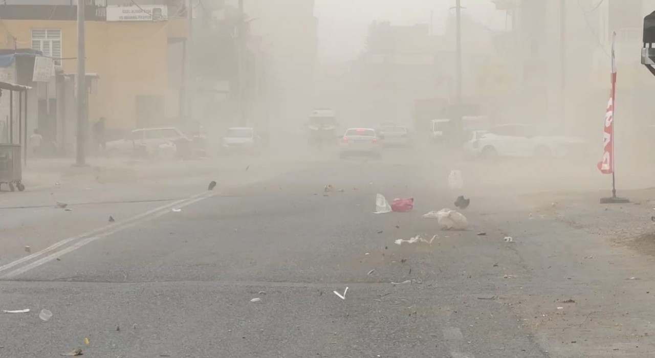 Şiddetli rüzgar çatıları uçurdu, direkleri devirdi