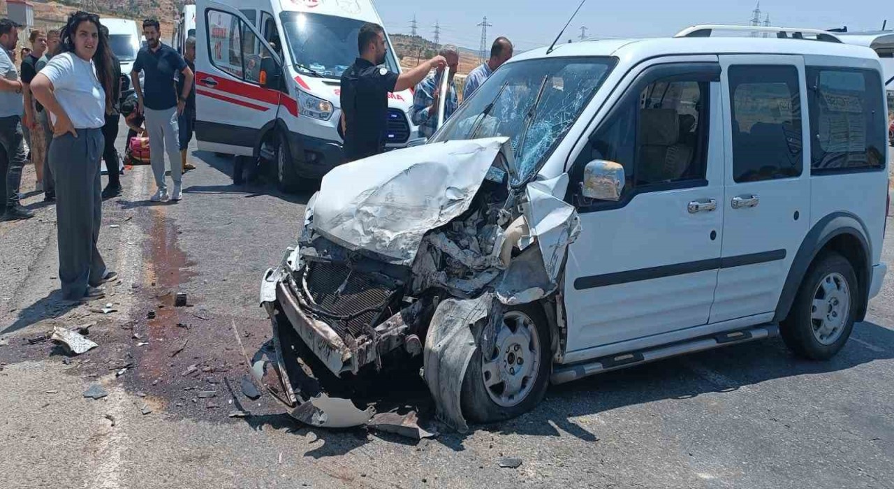 Siirtte 2 hafif ticari araç çarpıştı: 4 yaralı