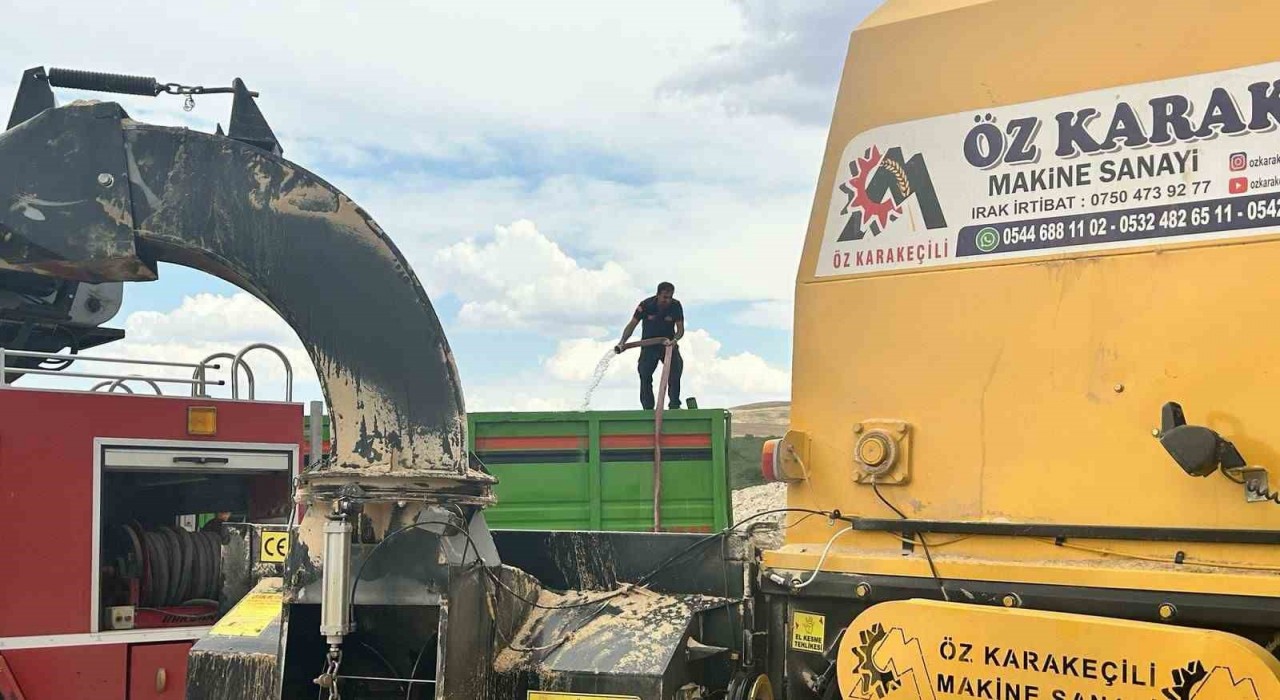 Siirtte biçerdöverden sıçrayan kıvılcım yangına neden oldu