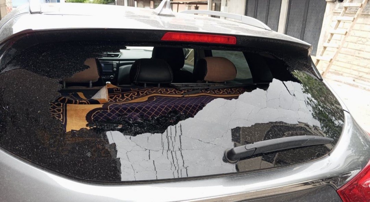 Siirtte fırtına nedeniyle arabalar hasar aldı