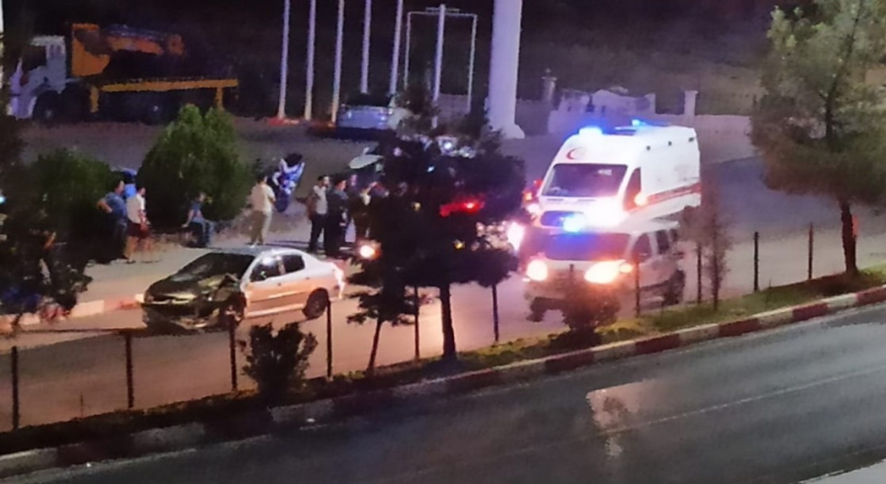 Siirtte iki otomobil çarpıştı