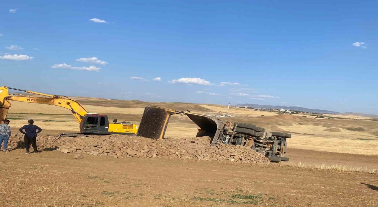 Siirtte kamyon devrildi: 1 yaralı