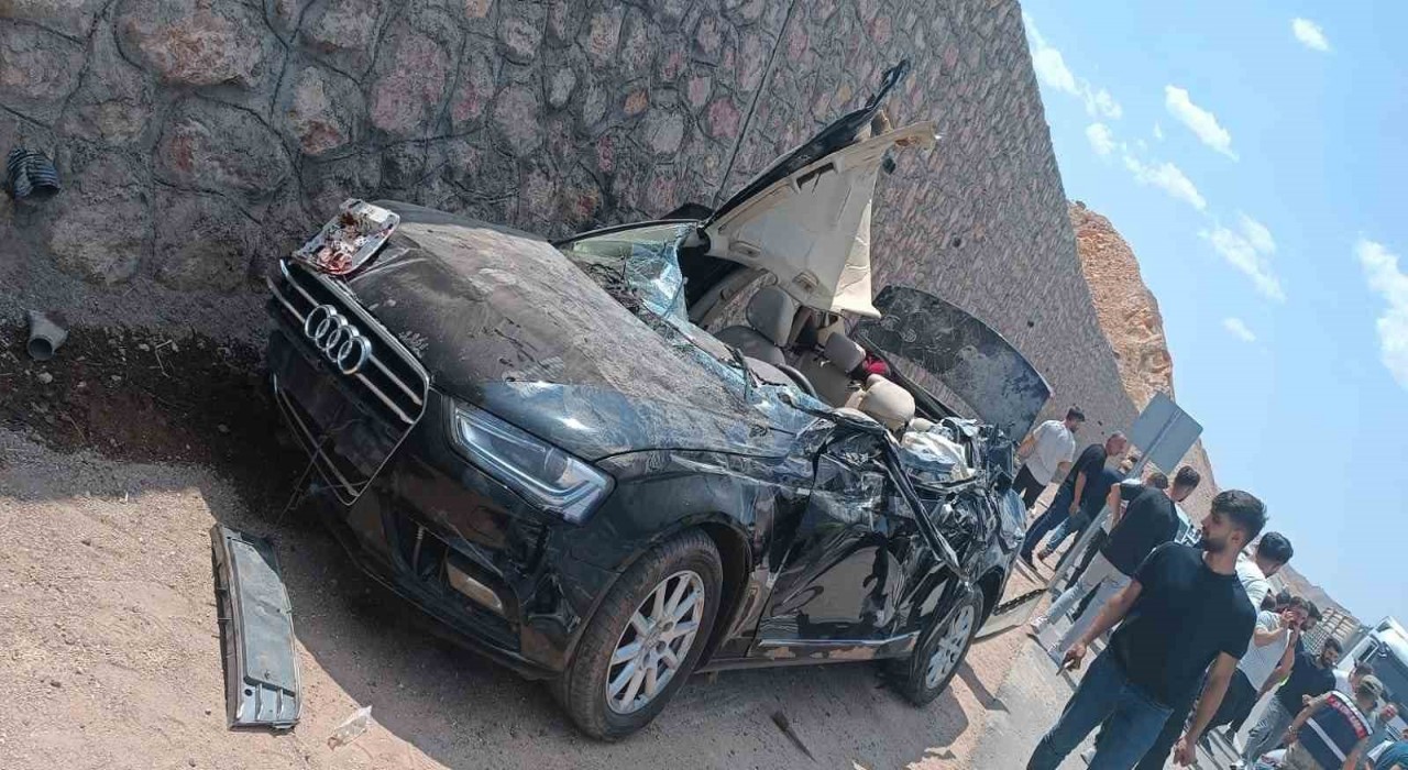 Siirtte kamyon ile otomobil çarpıştı: 1 ölü, 4 yaralı