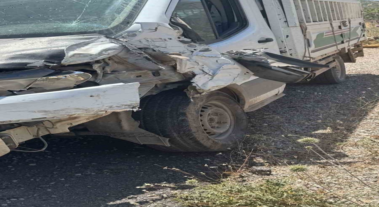 Siirtte minibüs ile kamyonet çarpıştı: 1 yaralı