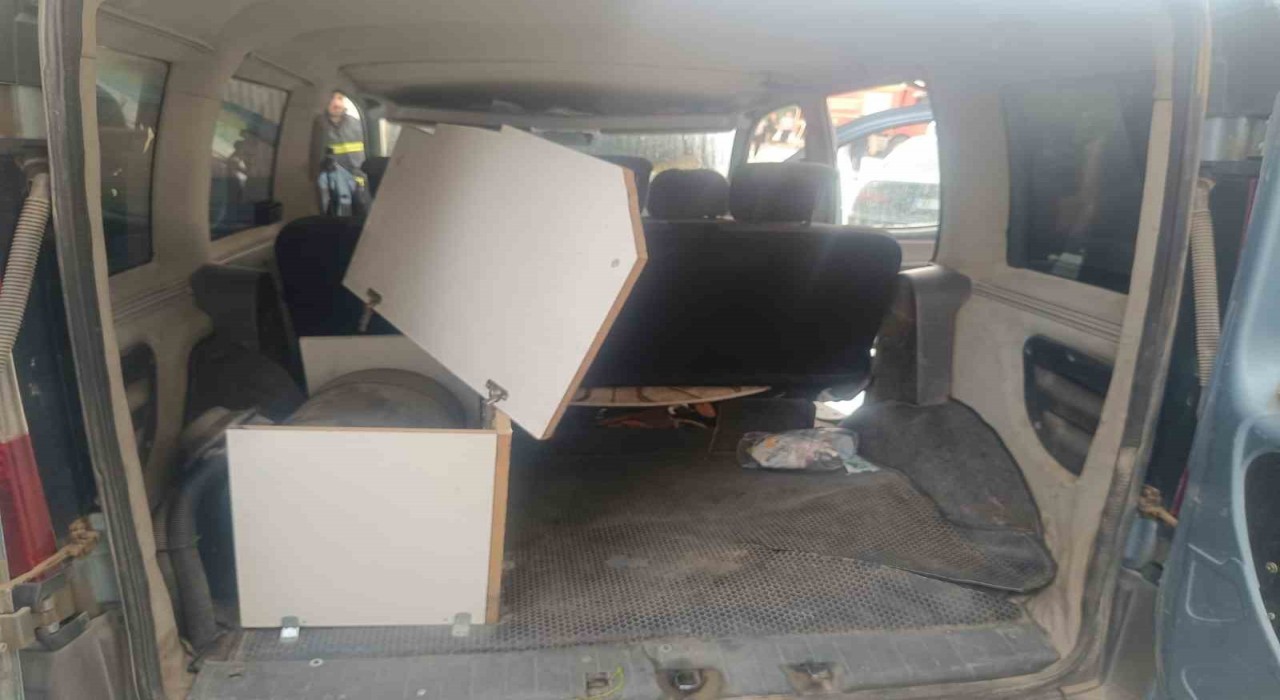 Siirtte park halindeki kamyonet yandı