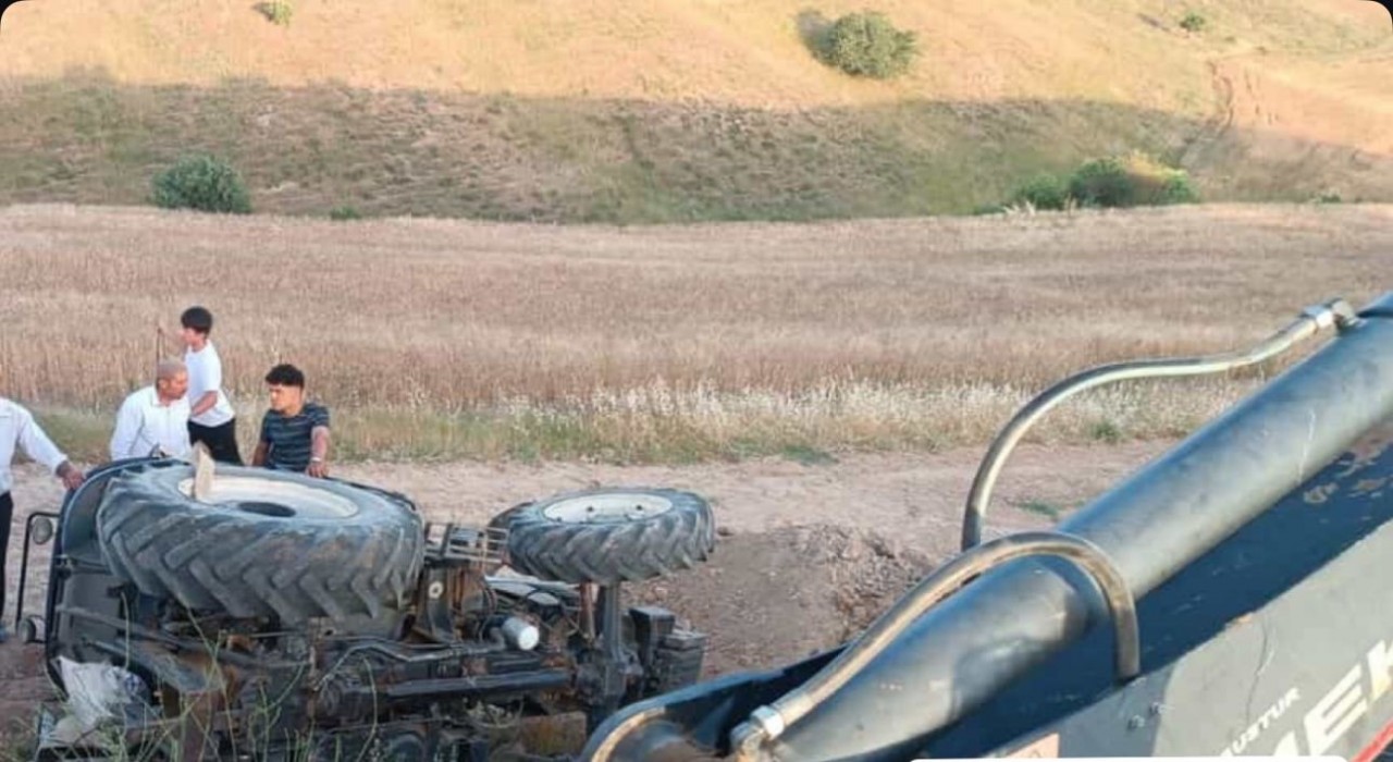 Siirtte traktör devrildi: 2 yaralı