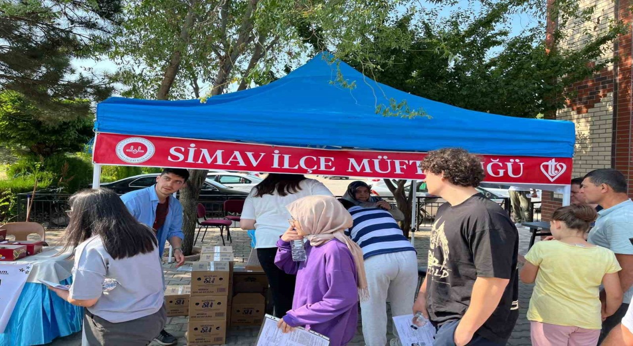 Simav Müftülüğünce YKSye giren öğrenciler için emanet ve su ikramı çadırı kuruldu